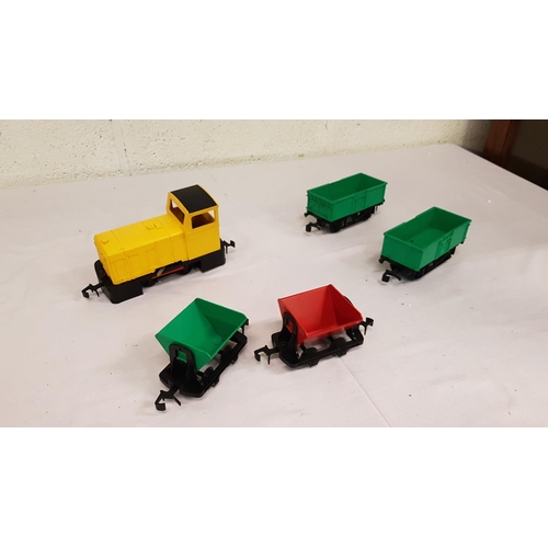 194 - Triang Rovex 0 Gauge 7mm Big Big Train 0-4-0 Yellow Ruston Diesel Shunter RV 272, Red and Green Side... 