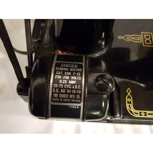 141 - Vintage Singer 221K Featherweight Sewing Machine in Case.