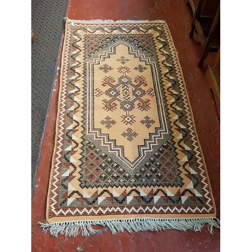 537 - Beige & Brown Patterned Rug with Fringe Ends - Approx 5ft x 29