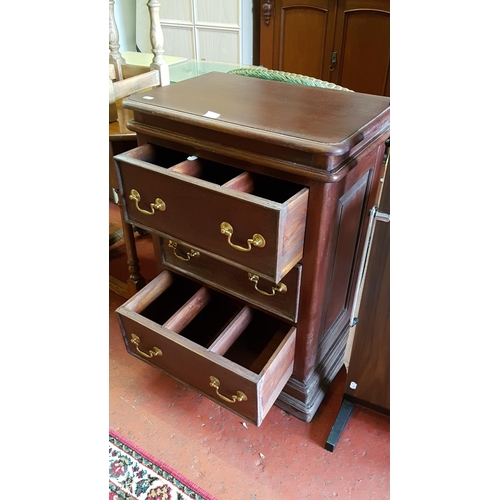 600 - Three Compartmentalised Drawer Chest of Drawers - approx 77cm tall x 55cm wide x 37cm deep.