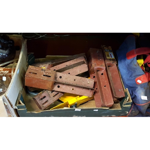 123 - Quantity of METPOSTS & Wheel Clamp.
