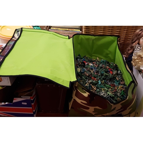 158 - Large Selection of Approx 2000 Plastic Soldiers.
