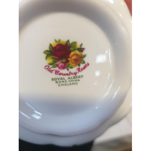 433 - 70 Piece 12 Place Setting Royal Albert 