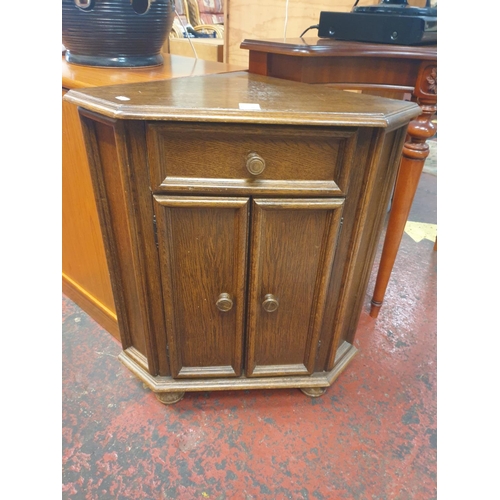 578 - Oak Floor Standing Corner Cabinet with Twin Doors & Single Drawer - approx 70cm tall.