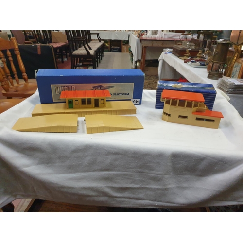 196 - Boxed Meccano Hornby Dublo D1 Island Platform & Signal Cabin.