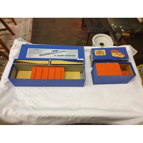 196 - Boxed Meccano Hornby Dublo D1 Island Platform & Signal Cabin.
