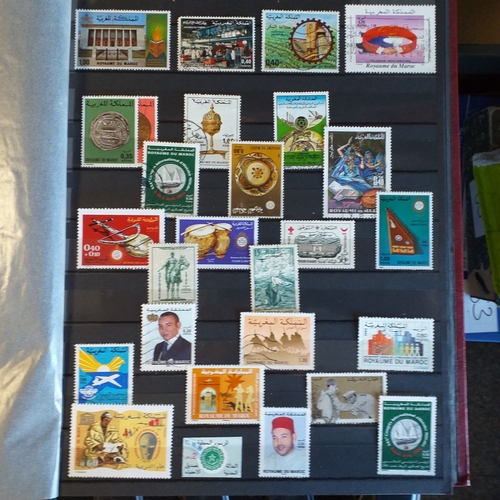 40 - Small box of covers - Approx 100 - various countries Est £10-15