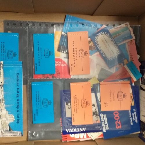 21 - Booklets: Shoe box with a fully described Canadian collection combined with booklets from New Zealan... 