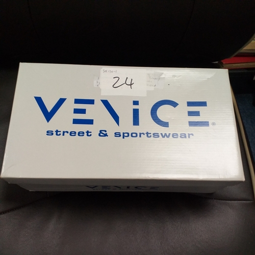 24 - Shoebox containing USA kiloware, mainly used, loose/in packets, off paper - 1000's.