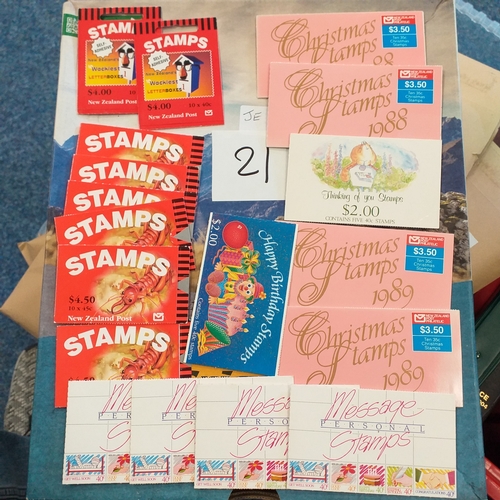 21 - Booklets: Shoe box with a fully described Canadian collection combined with booklets from New Zealan... 