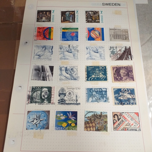 293 - Sweden collection on approx 35+ album pages, from early to early 2000's, earlier issues show good po... 