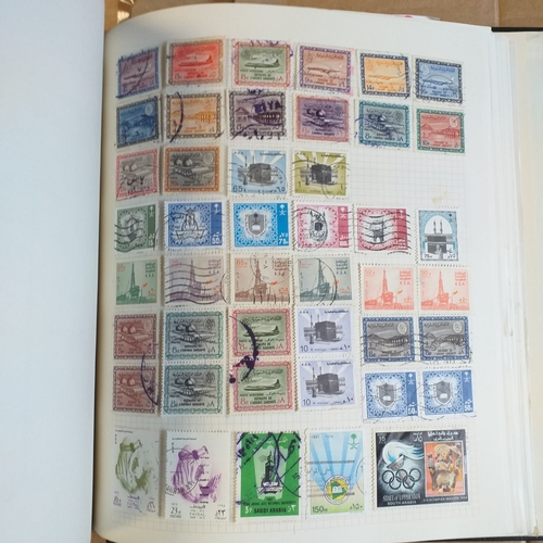 135 - African countries on approx 100 pages in a Devon Album.
