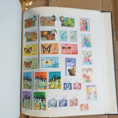 135 - African countries on approx 100 pages in a Devon Album.