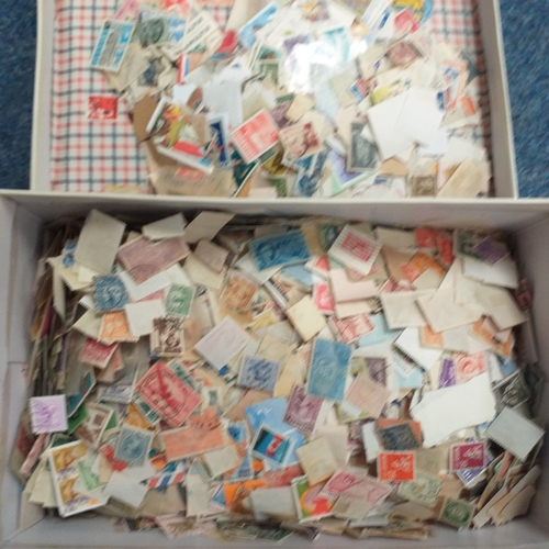 42 - Box - Shoe box containing 1kg world kiloware, mostly off paper mostly pre 1960.