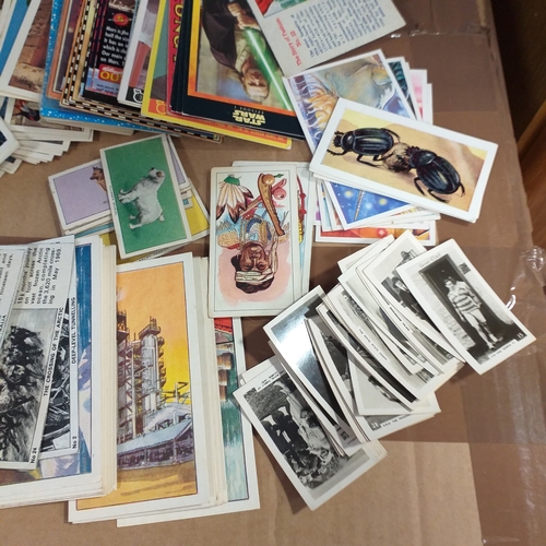 66 - Box of Trade odds, approximately 300 cards all in VG/Exc condition Cat Val 200