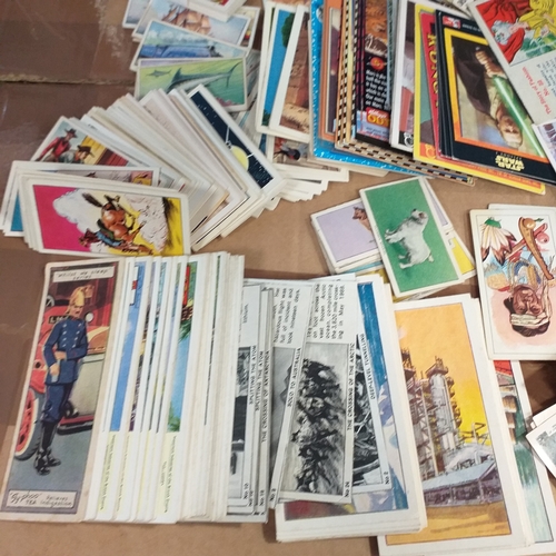 66 - Box of Trade odds, approximately 300 cards all in VG/Exc condition Cat Val 200