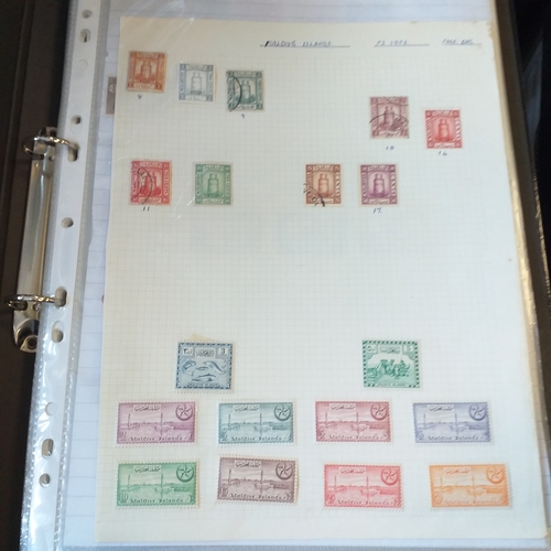 251 - Maldive Islands collection in a 2 ring binder - The bulk of the collection is from 1909 to 1967, thi... 
