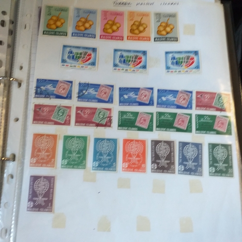 251 - Maldive Islands collection in a 2 ring binder - The bulk of the collection is from 1909 to 1967, thi... 