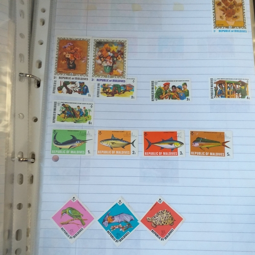 251 - Maldive Islands collection in a 2 ring binder - The bulk of the collection is from 1909 to 1967, thi... 