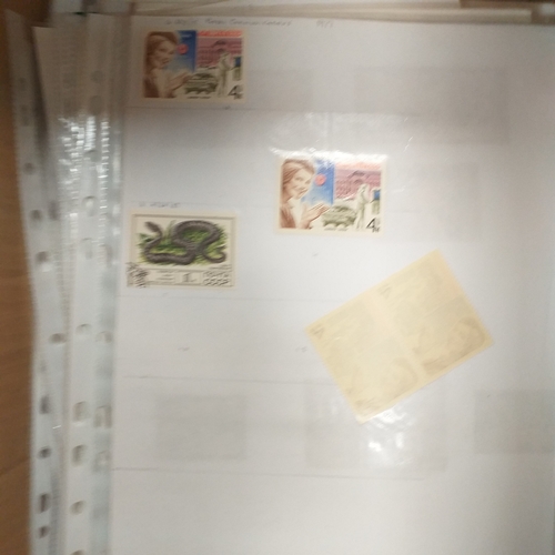 10 - Box: Album Sheets, all World, approximately 300 sheets, with no specific order. Good potential with ... 