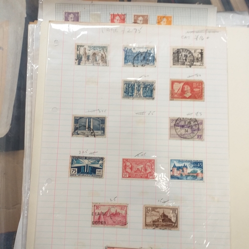 32 - Box of album leaves - 100's mostly Commonwealth, some foreign - viewing required