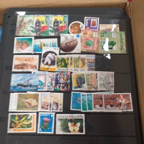 32 - Box of album leaves - 100's mostly Commonwealth, some foreign - viewing required