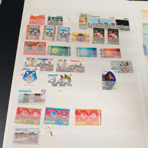 12 - Box: 6 Stock books and albums, contain collections from Jamaica, Malaysia, Football thematics and 2 ... 