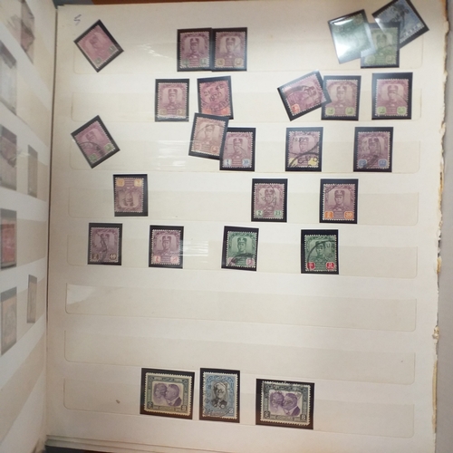 18 - Box of world/British Commonwealth on stock cards and leaves, includes collections and small accumula... 