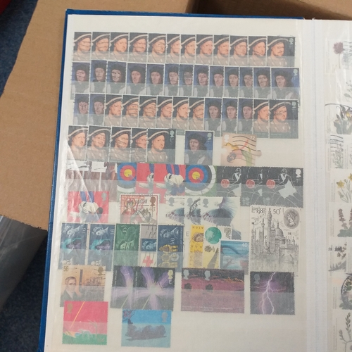 29 - Box containing 5 collections. New Zealand from early to modern used in 8 page stock book, South Afri... 