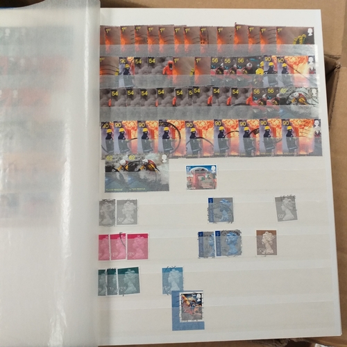 29 - Box containing 5 collections. New Zealand from early to modern used in 8 page stock book, South Afri... 