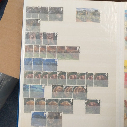 29 - Box containing 5 collections. New Zealand from early to modern used in 8 page stock book, South Afri... 