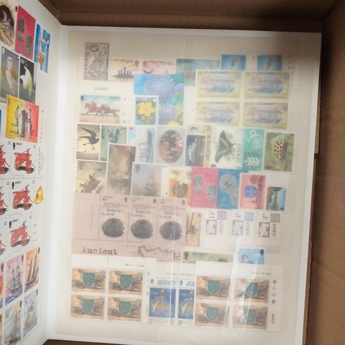29 - Box containing 5 collections. New Zealand from early to modern used in 8 page stock book, South Afri... 