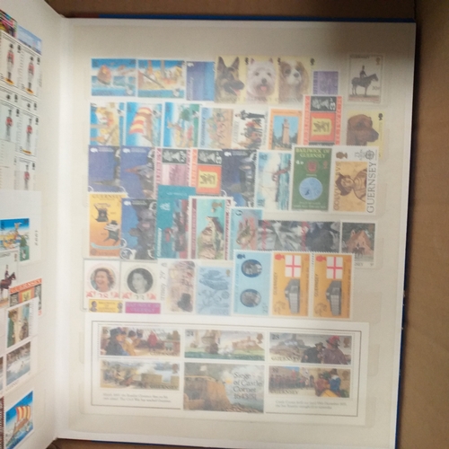 29 - Box containing 5 collections. New Zealand from early to modern used in 8 page stock book, South Afri... 