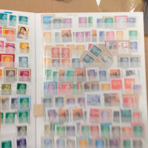 29 - Box containing 5 collections. New Zealand from early to modern used in 8 page stock book, South Afri... 