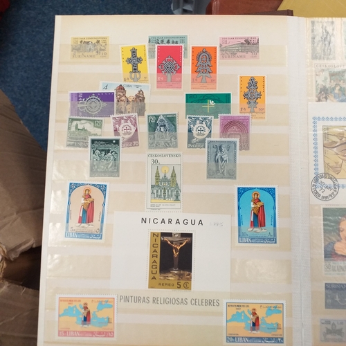 30 - Glory box housing World/Commonwealth on album leaves, Hagners, stamps in cigar boxes and tins. 3 sto... 