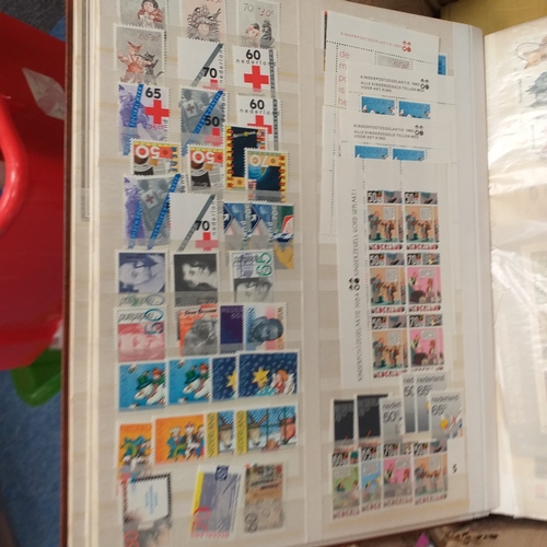 30 - Glory box housing World/Commonwealth on album leaves, Hagners, stamps in cigar boxes and tins. 3 sto... 