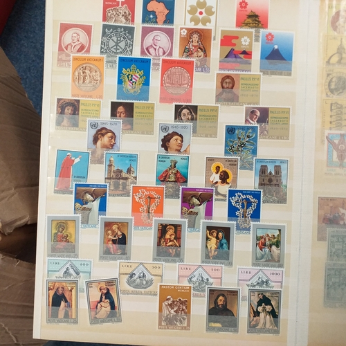 30 - Glory box housing World/Commonwealth on album leaves, Hagners, stamps in cigar boxes and tins. 3 sto... 