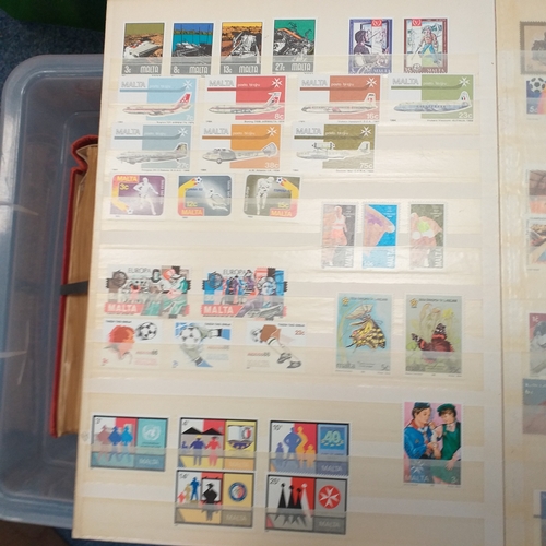 30 - Glory box housing World/Commonwealth on album leaves, Hagners, stamps in cigar boxes and tins. 3 sto... 