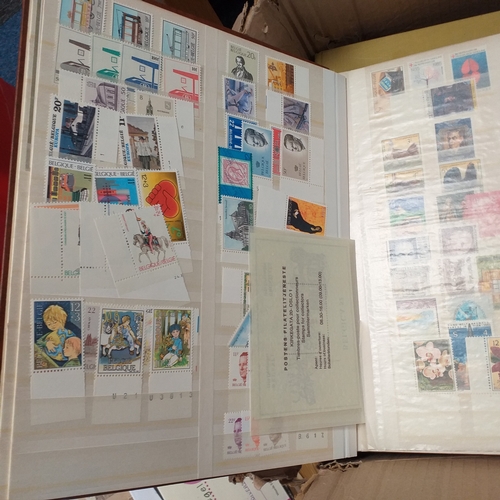 30 - Glory box housing World/Commonwealth on album leaves, Hagners, stamps in cigar boxes and tins. 3 sto... 