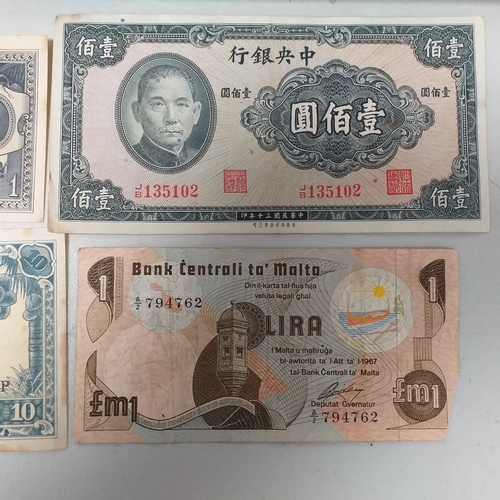 4 - Plastic packet containing 18 bank notes: 7 x GB, 6 x Japanese and also 2 x Singapore. Mostly in good... 