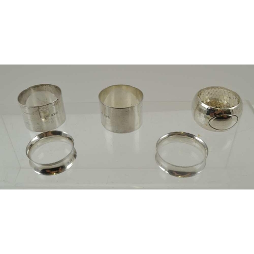 11 - ELIZA FINCH A PAIR OF PLAIN SILVER NAPKIN RINGS, Chester 1947, together with a hammered effect napki... 