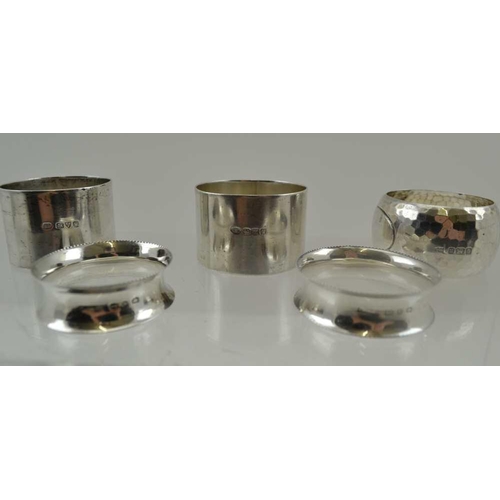 11 - ELIZA FINCH A PAIR OF PLAIN SILVER NAPKIN RINGS, Chester 1947, together with a hammered effect napki... 