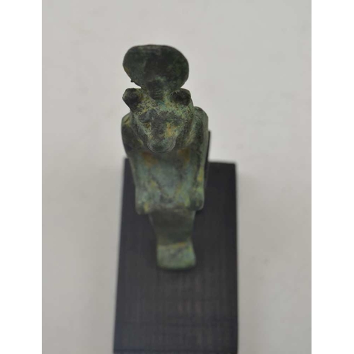 151 - AN EGYPTIAN BRONZE FIGURE OF THE LEONINE GODDESS SEKHMET, depicted seated, wearing solar disc headdr... 