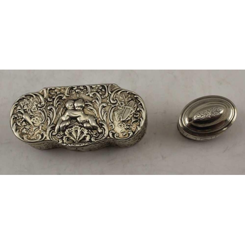 45 - A GEORGIAN SILVER NUTMEG GRATER with removable dome cover, incised decoration, oval form, 3cm x 2cm,... 