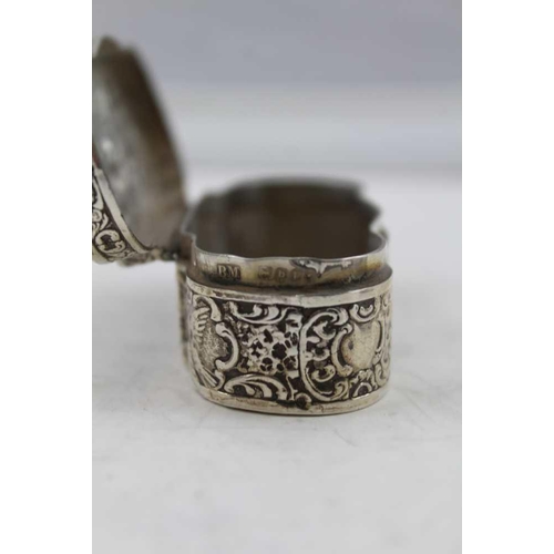 45 - A GEORGIAN SILVER NUTMEG GRATER with removable dome cover, incised decoration, oval form, 3cm x 2cm,... 