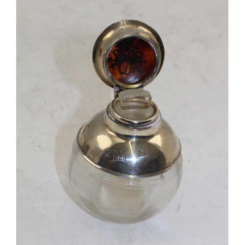 49 - AN EARLY 20TH CENTURY SILVER MOUNTED GLASS SCENT BOTTLE with inlaid tortoiseshell cover, London 1913... 