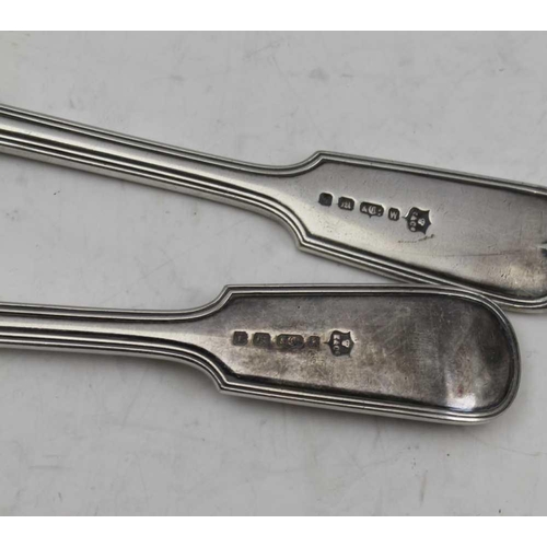 61 - A PAIR OF SILVER PLATED FISH SERVERS, fiddle pattern handles, pierced and chased blade, a silver pla... 