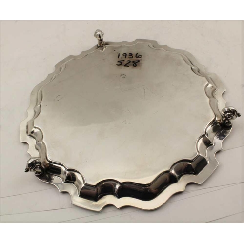 64 - EMILE VINER A GEORGIAN DESIGN SILVER SALVER, pie crust rim, raised on three scroll supports, engrave... 