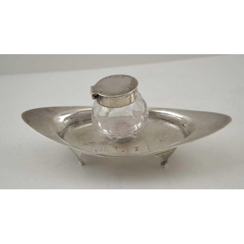 7 - CHARLES & GEORGE ASPREY AN EDWARDIAN SILVER INKWELL, the stand raised on four feet, the facet glass ... 