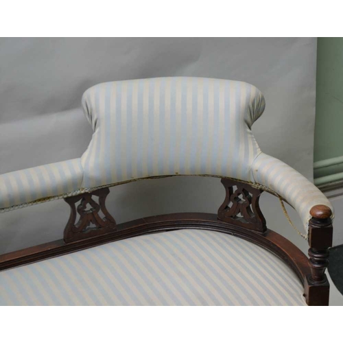 319 - A LATE 19TH / EARLY 20TH CENTURY SHOW WOOD FRAMED CHAISE LONGUE with buttoned reclining side, uphols... 